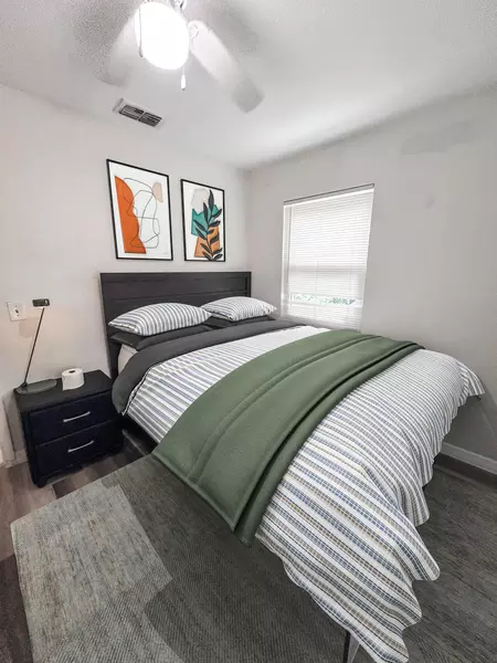 Coliving in Live Oaks Square - East Tampa, Tampa
