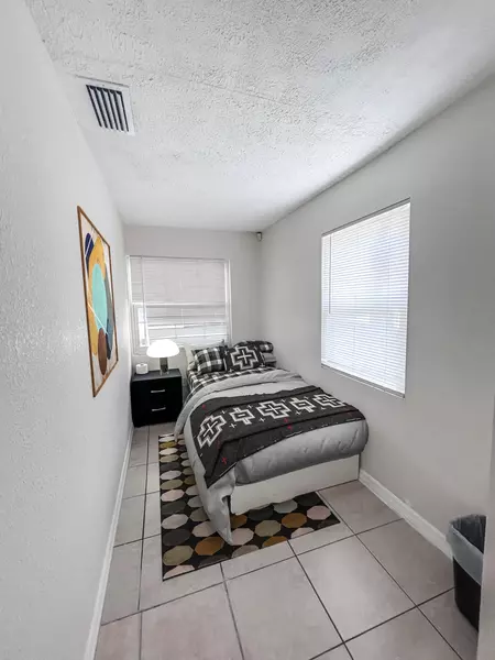 Coliving in Live Oaks Square - East Tampa, Tampa