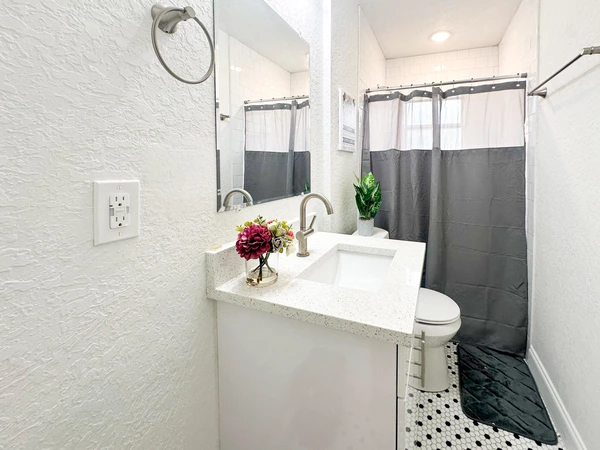 Coliving in Live Oaks Square - East Tampa, Tampa