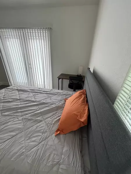 Coliving in Live Oaks Square - East Tampa, Tampa