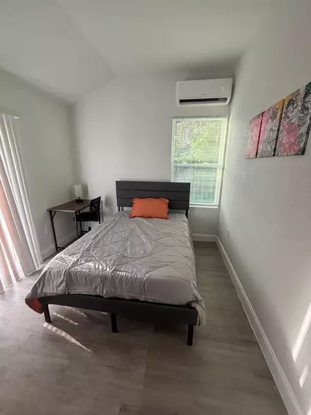 Coliving in Live Oaks Square - East Tampa, Tampa