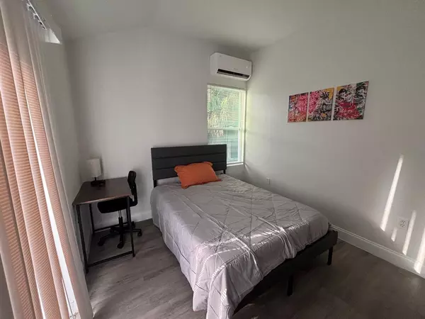 Coliving in Live Oaks Square - East Tampa, Tampa