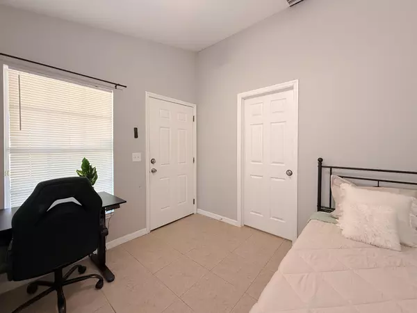Coliving in Live Oaks Square - East Tampa, Tampa