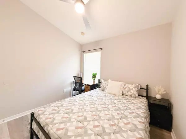 Coliving in Live Oaks Square - East Tampa, Tampa