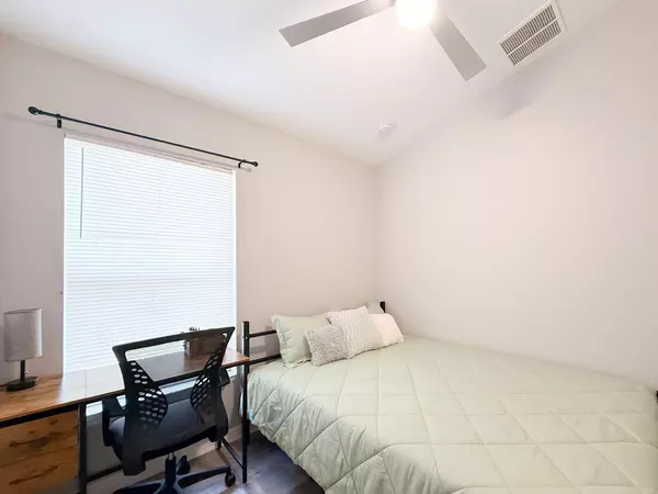 Coliving in Live Oaks Square - East Tampa, Tampa