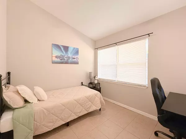 Coliving in Live Oaks Square - East Tampa, Tampa