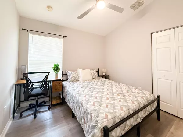 Coliving in Live Oaks Square - East Tampa, Tampa