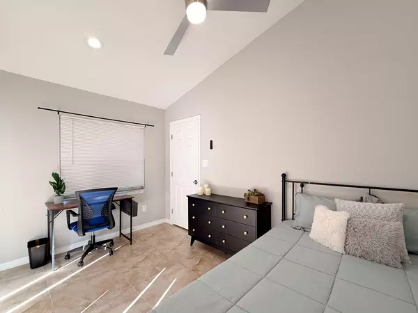 Coliving in Live Oaks Square - East Tampa, Tampa