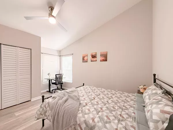 Coliving in Live Oaks Square - East Tampa, Tampa