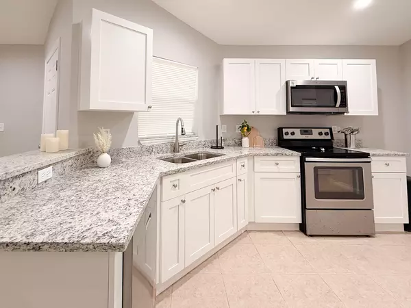 Coliving in Live Oaks Square - East Tampa, Tampa