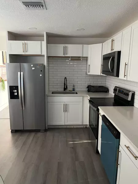 Coliving in Live Oaks Square - East Tampa, Tampa