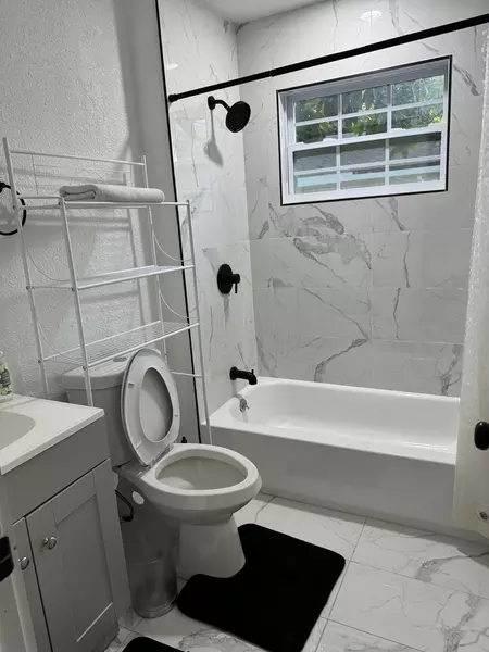 Coliving in Live Oaks Square - East Tampa, Tampa