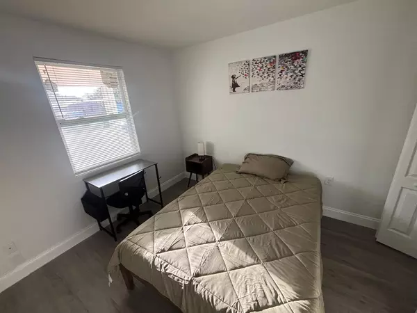 Coliving in Live Oaks Square - East Tampa, Tampa