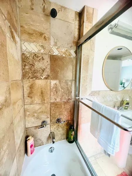 Coliving in Midtown-Westport - KCMO, Kansas City