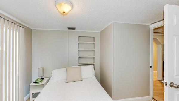 Coliving in Live Oaks Square - East Tampa, Tampa