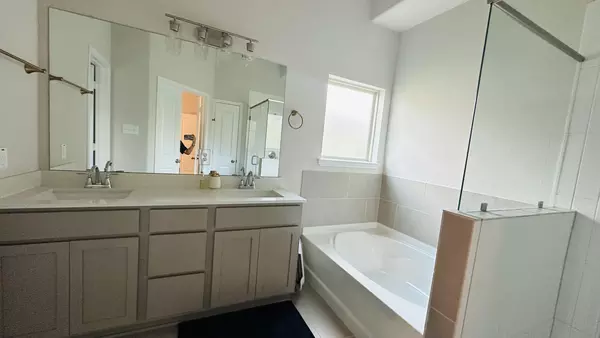 Coliving in The Woodlands - Nw Houston, Houston