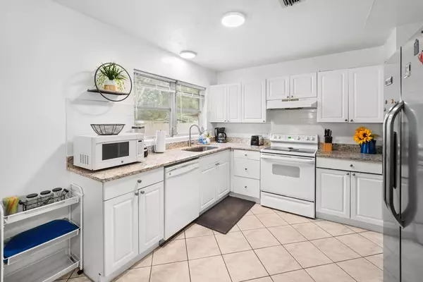 Coliving in Cedar Hills - Westside, Jacksonville