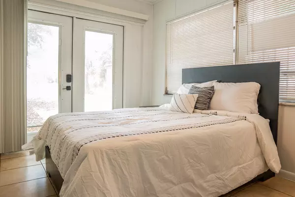 Coliving in Live Oaks Square - East Tampa, Tampa