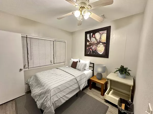 Coliving in Live Oaks Square - East Tampa, Tampa