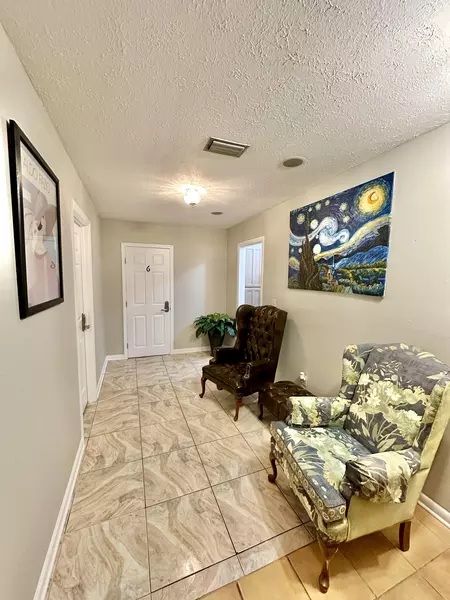 Coliving in Live Oaks Square - East Tampa, Tampa