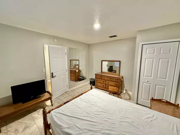 Coliving in Live Oaks Square - East Tampa, Tampa