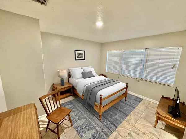 Coliving in Live Oaks Square - East Tampa, Tampa