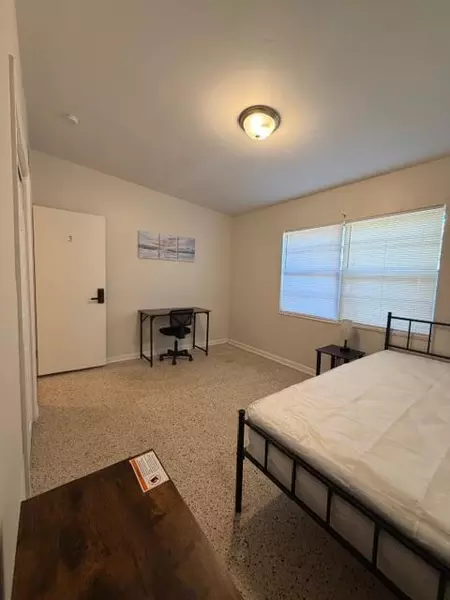 Coliving in Live Oaks Square - East Tampa, Tampa