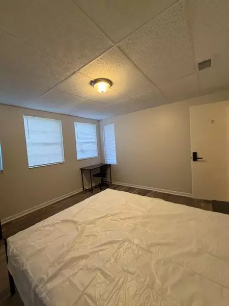 Coliving in Live Oaks Square - East Tampa, Tampa