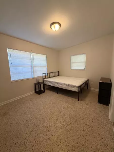 Coliving in Live Oaks Square - East Tampa, Tampa