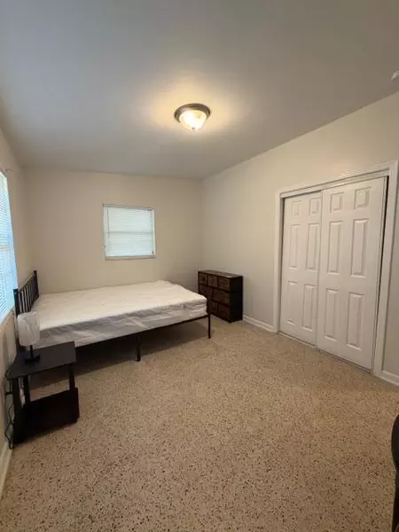 Coliving in Live Oaks Square - East Tampa, Tampa