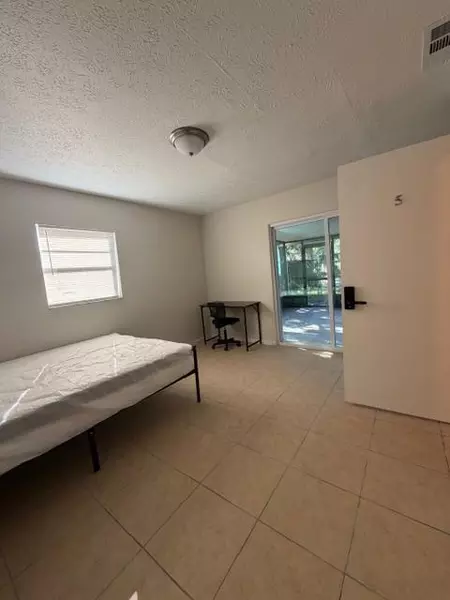 Coliving in Live Oaks Square - East Tampa, Tampa