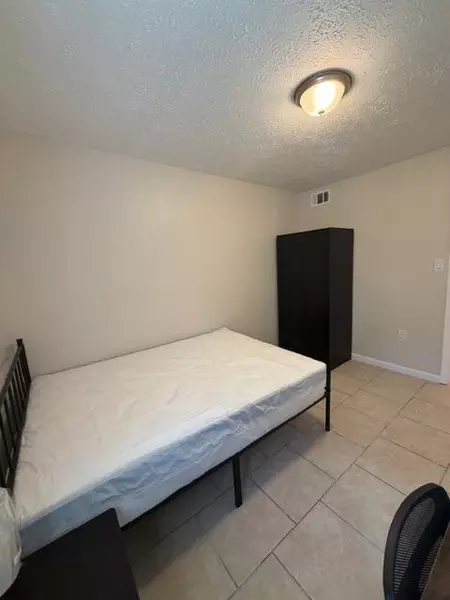 Coliving in Live Oaks Square - East Tampa, Tampa