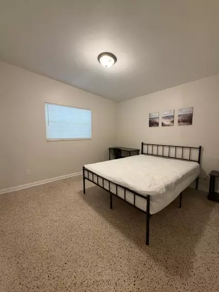 Coliving in Live Oaks Square - East Tampa, Tampa