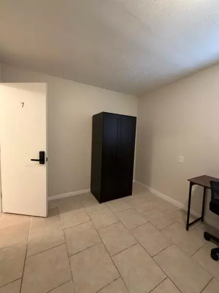 Coliving in Live Oaks Square - East Tampa, Tampa