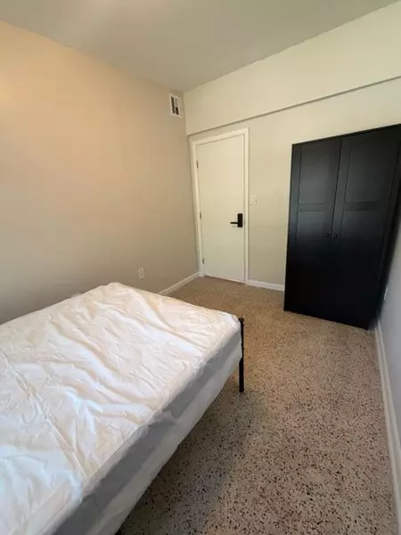Coliving in Live Oaks Square - East Tampa, Tampa