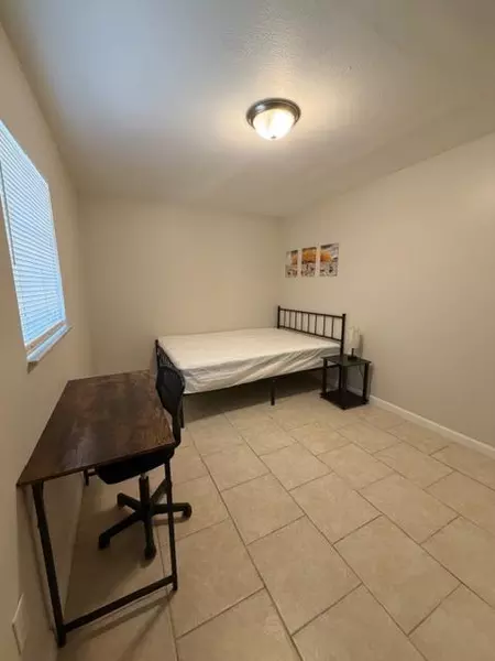 Coliving in Live Oaks Square - East Tampa, Tampa
