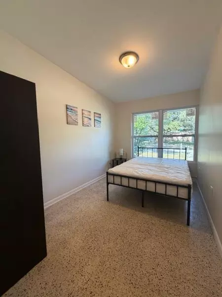 Coliving in Live Oaks Square - East Tampa, Tampa