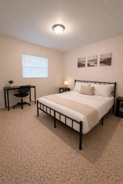 Coliving in Live Oaks Square - East Tampa, Tampa