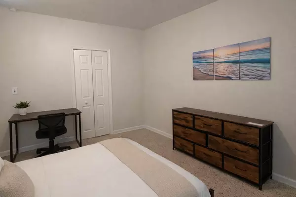 Coliving in Live Oaks Square - East Tampa, Tampa