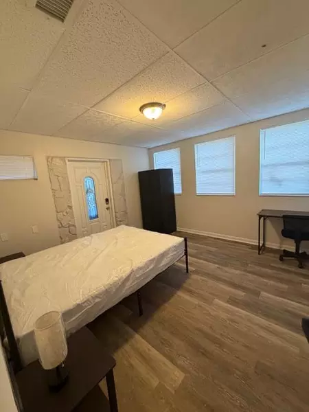 Coliving in Live Oaks Square - East Tampa, Tampa