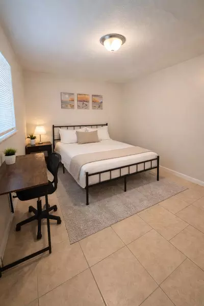 Coliving in Live Oaks Square - East Tampa, Tampa