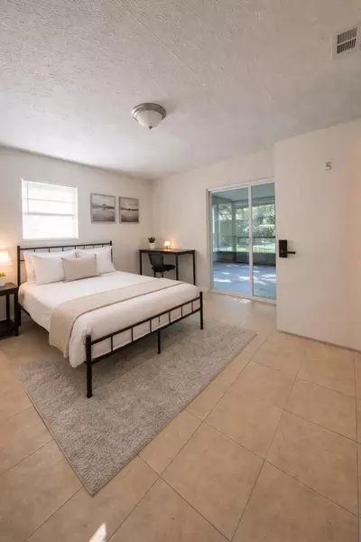 Coliving in Live Oaks Square - East Tampa, Tampa