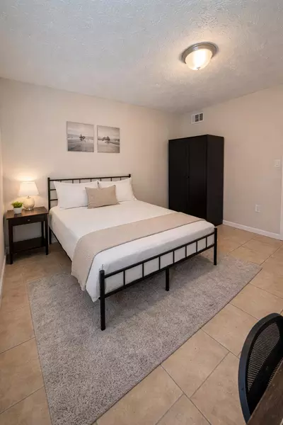 Coliving in Live Oaks Square - East Tampa, Tampa