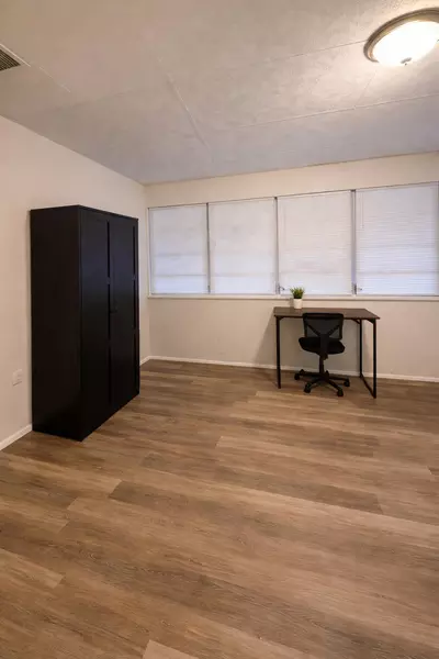 Coliving in Live Oaks Square - East Tampa, Tampa