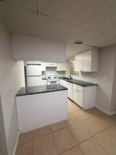 Coliving in Live Oaks Square - East Tampa, Tampa