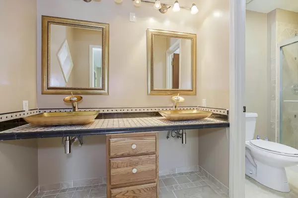 Coliving in Gladstone - Outer KCMO, Kansas City