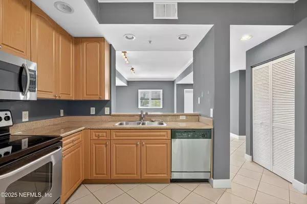 3 bedrooms apartment for rent in Tinseltown - Southside, Jacksonville