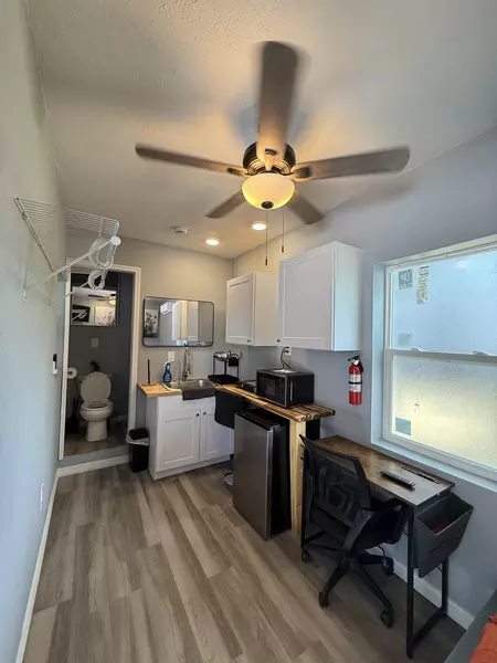 Coliving in Live Oaks Square - East Tampa, Tampa