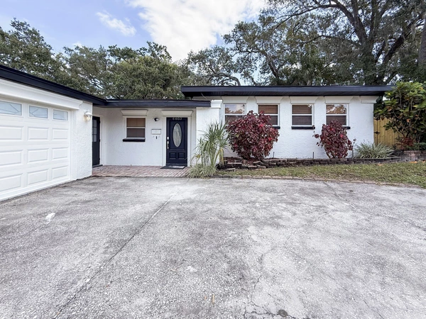 Coliving in Live Oaks Square - East Tampa, Tampa