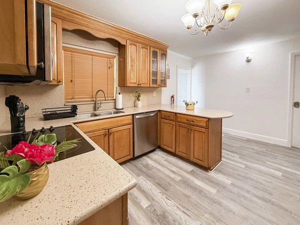 Coliving in Live Oaks Square - East Tampa, Tampa